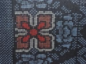 アンティーク　幾何学に花模様織り出し本場泥大島紬着物(5マルキ)